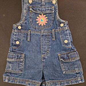 GIRLS SZ 4 DARK DENIM SHORTS OVERALLS W/ FLOWER POCKET